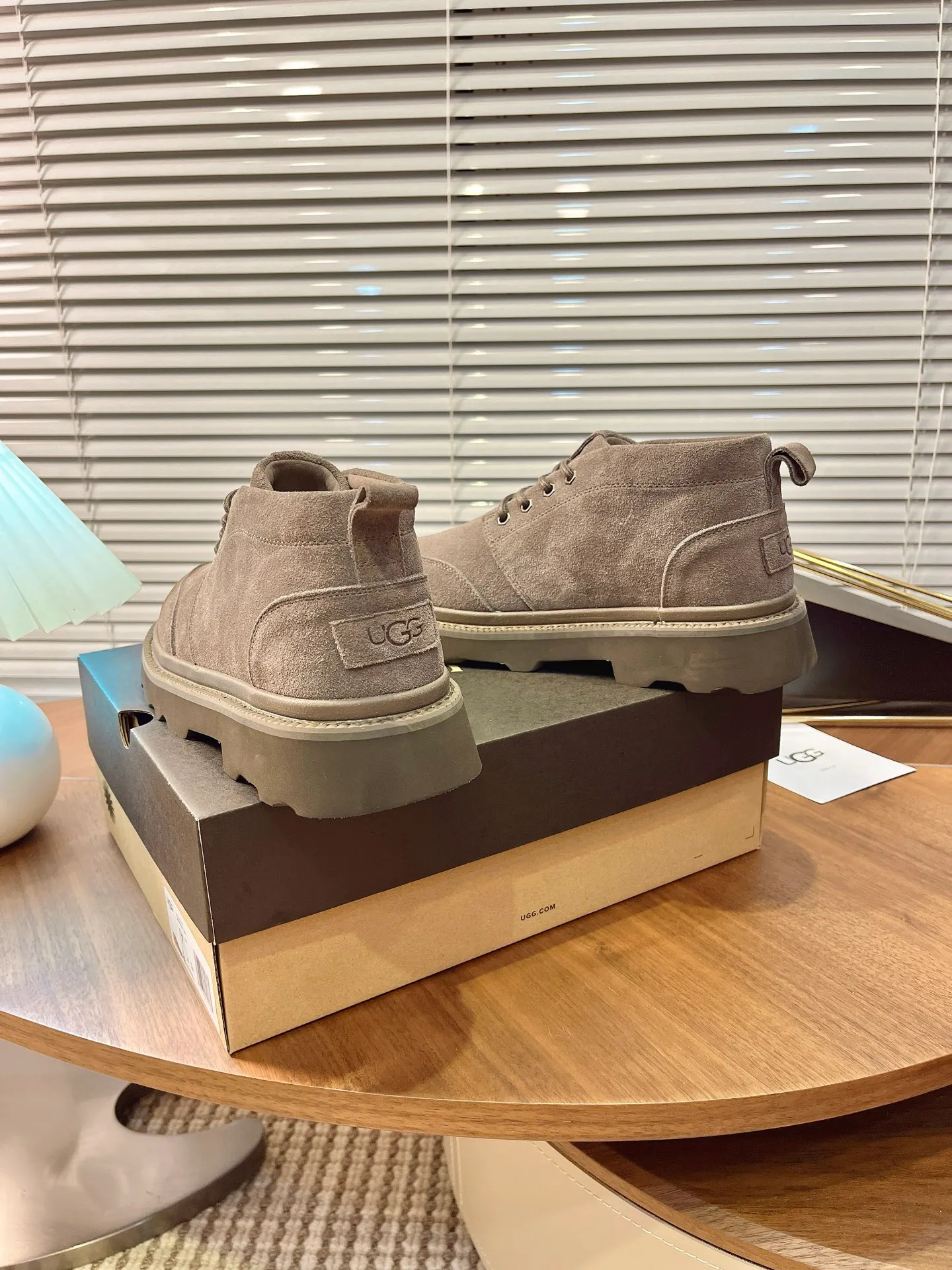 [UGG] P: 580💰 Size: 40 to 44 (45 custom-made) 2025 new style 𝑼𝑮𝑮•Men's ◾️. Winter snow boots and fur shoes. The matching coefficient is also 100%. 💥Good-looking✨Fully fashionable and full of aura when worn📈 Lager casual boots, lace-up style. The heels are decorated with hot embossed brand logos. Item No.: 1171113 Upper: high-quality cow suede Lining: sheepskin imported from Australia 🐑The inner lining is made of Australian lamb wool Outsole: EVA non-slip outsole.